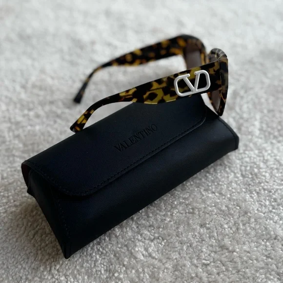 Valentino Tortoiseshell Oversized Square Sunglasses with Logo Valentino V-gold-i - brown tortoise / gold – Mondello 1962 main image 3